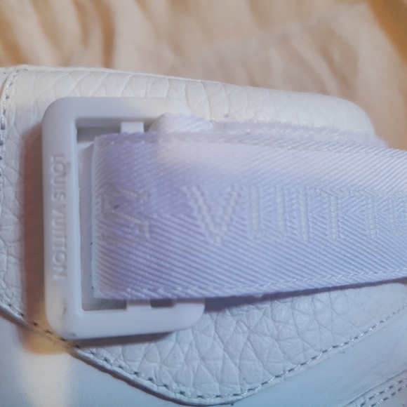 White Louis Vuitton hightop sneakers - Picture 5 of 7